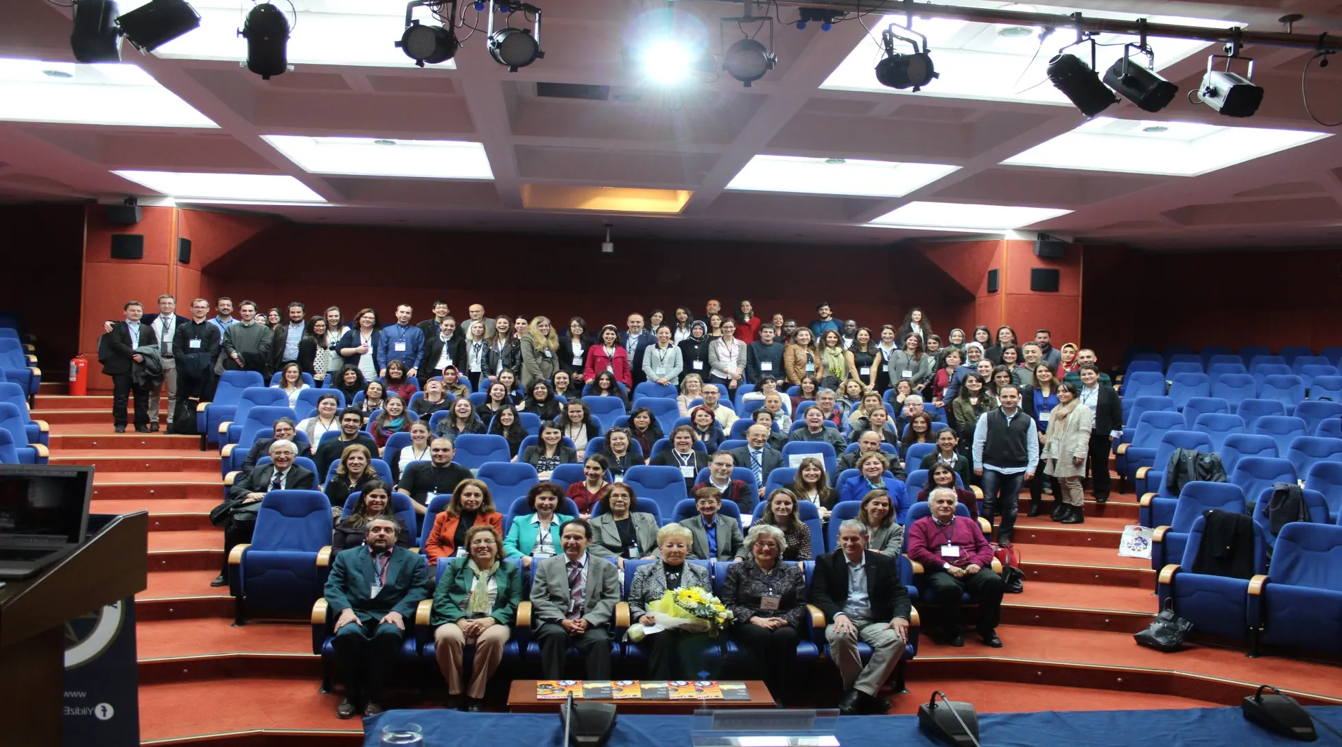 Kongre katılımcılarının Prof. Dr. Zekiye Çınar'la resmi